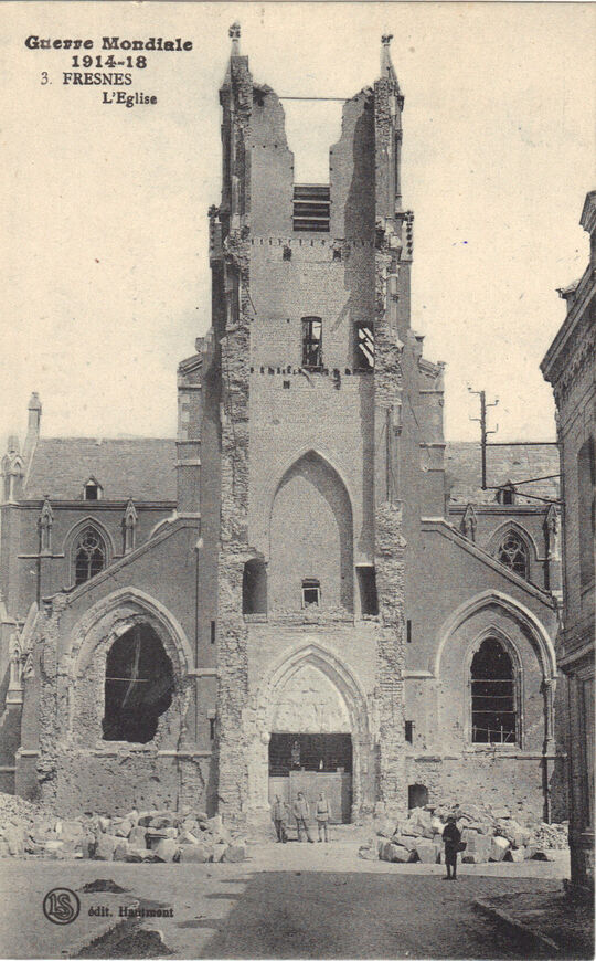 Guerre 14 – 18 Sur le parvis posent trois soldats allemands. Le clocher a été dynamité par l’occupant en 1918.